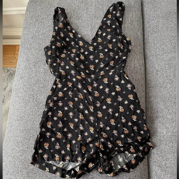 Aritzia Wilfred Black Floral Sleeveless Romper - Picture 7 of 7